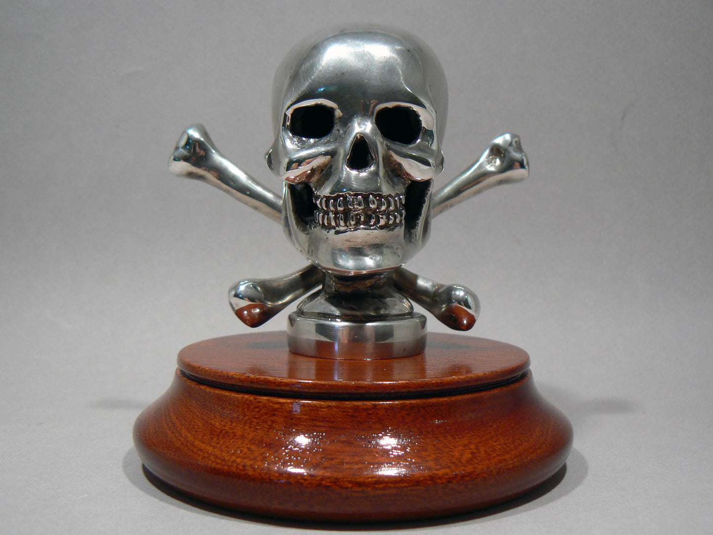 Skull and Crossbones Car Bonnet Mascot Hood Ornament